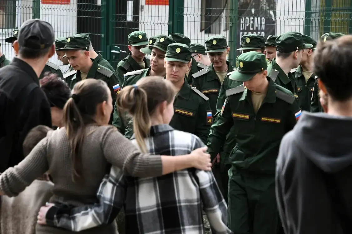 Группа женщин направила первый иск в Верховный суд и намерена через суды оспорить поправки, которые делают выплату пособий возможной только при одновременном наличии общего ребёнка и трёхлетнего совместного проживания.