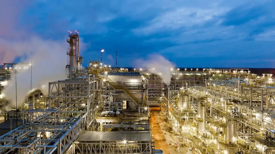 После удара беспилотников 5 мая нефтеперерабатывающий завод «Кинеф» в Ленинградской области полностью парализован: повреждены основные установки, приостановлена отгрузка, ремонт может занять месяцы. С начала весны уже семь российских НПЗ останавливались из‑за атак дронов.