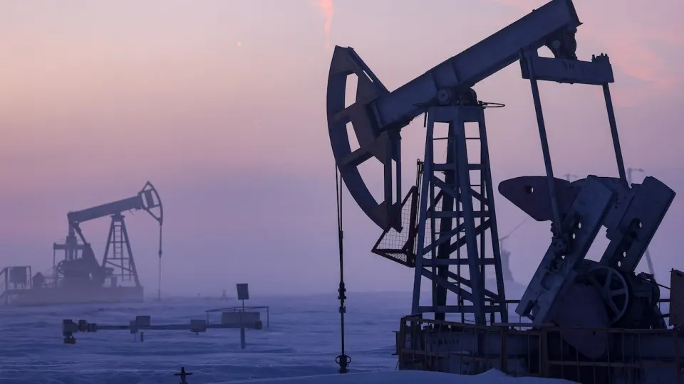 Минэкономразвития ожидает снижения добычи нефти до 511 млн тонн в 2026 году — самый низкий показатель с 2009 года. Отрасль страдает от недостатка капитала, сокращения бурения и последствий текущей геоэкономической ситуации.