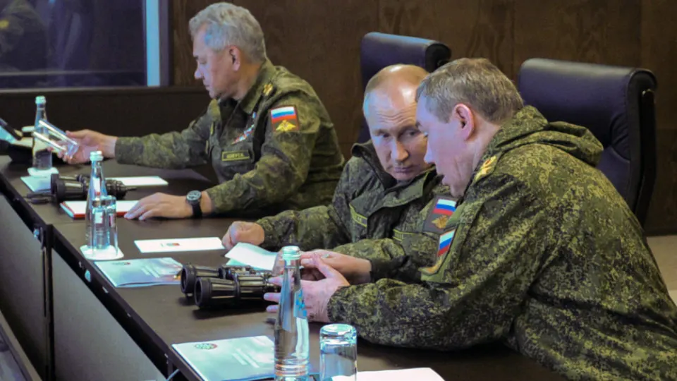 По докладу европейской разведслужбы в Кремле рассматривают сценарий переворота против президента; в числе фигур, которым приписывают организаторские амбиции, называют бывшего министра обороны Сергея Шойгу. В документе также описаны внутренняя борьба в силовом блоке и рост мер безопасности вокруг главы государства.