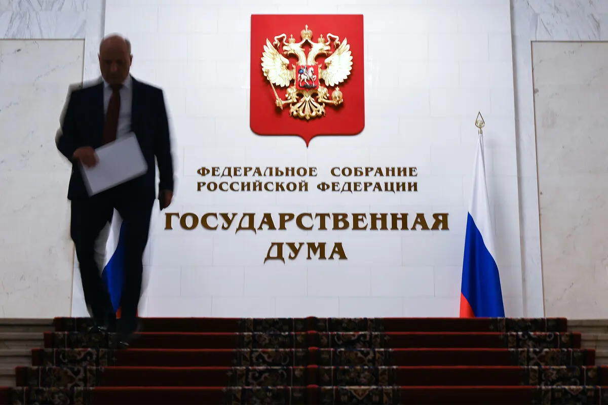 Документ, внесённый в 2024 году и прошедший первое чтение в мае 2025-го, предлагает ввести закрытый перечень нарушений, за которые допускается арест имущества граждан, находящихся за пределами России. Рассмотрение назначено на 26 мая.