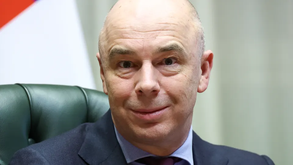 Министерство финансов объявило о пересмотре бюджета: из‑за снижения прогноза роста и увеличения дефицита рассматривается оптимизация неприоритетных расходов и поиск дополнительных доходов.