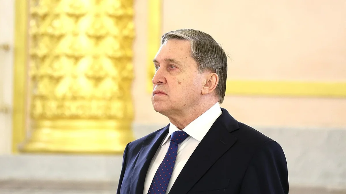 По словам помощника российского президента, прекращение боевых действий возможно только после вывода украинских войск из Донбасса. Он отметил, что США продолжают телефонные контакты по урегулированию, а встреча глав государств возможна лишь после согласования окончательного мирного договора.