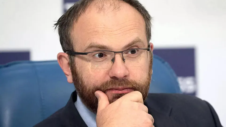 Заместитель председателя синодального отдела РПЦ заявил, что массовые отключения мобильного интернета — не катастрофа, а напоминание о преходящести технологий; за год ограничения затронули большую часть населения страны.