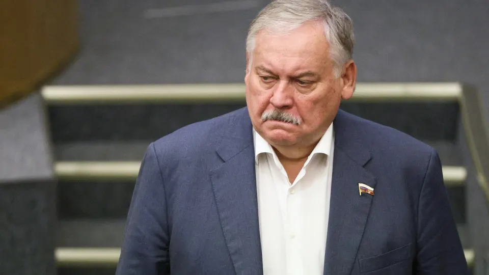 Первый зампред комитета Госдумы Константин Затулин заявил, что Латвия и Эстония «обманули» русскоязычное население, введя статус «неграждан»; эти заявления прозвучали на фоне обсуждения закона о защите россиян за рубежом и сигналов разведок о рисках эскалации.