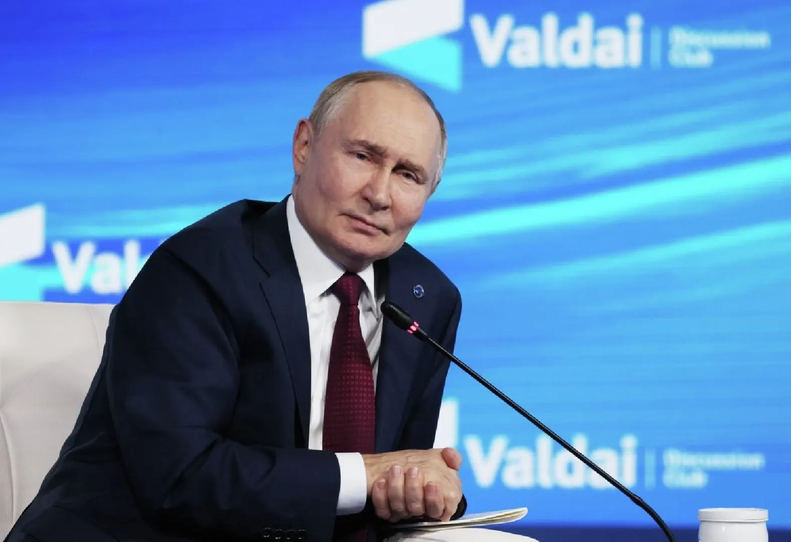 Международный уголовный суд постановил, что страны, ратифицировавшие Римский статут, обязаны выполнить ордер на арест Владимира Путина при его приглашении на переговоры, за исключением случаев, когда переговоры организованы в рамках ООН и противоречат обязательствам перед МУС.