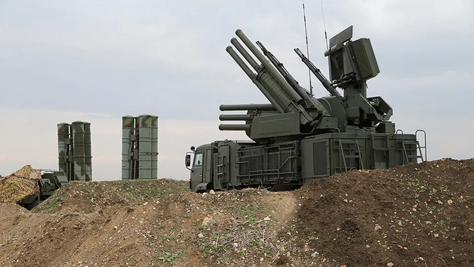 Военные используют новую систему радиоэлектронной борьбы, которая мешает сигналу спутниковой связи Starlink на больших площадях; сообщается о первых уничтоженных комплексов и о запрете на ввоз оборудования для иностранных спутниковых систем.