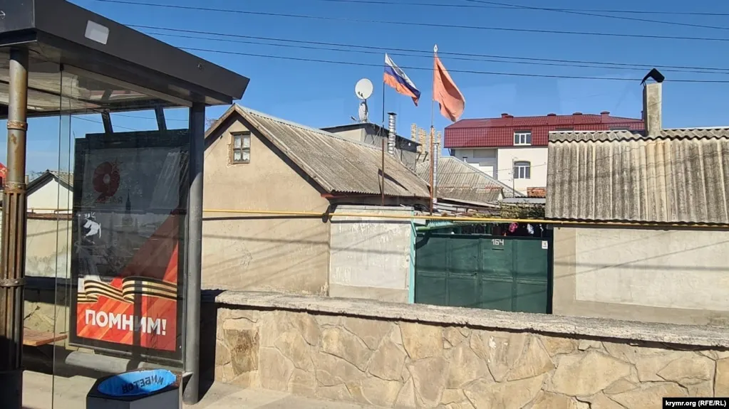 По сообщениям властей, в результате ударов беспилотников в Симферополе, на пригородном поезде и в населённых пунктах нескольких областей есть погибшие и пострадавшие; Минобороны заявило о сотнях сбитых дронов.