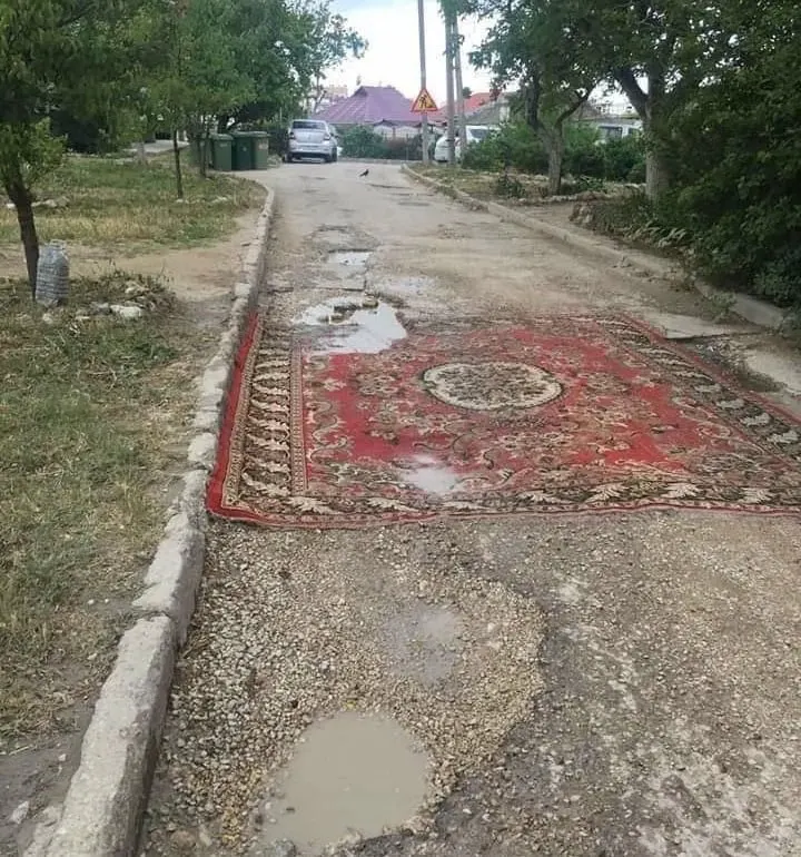 Депутатам предложили разрешить собственникам и жильцам самостоятельно восстанавливать асфальтовое покрытие во дворах и на местных дорогах. Правительство проект не поддержало, ссылаясь на необходимость работы специалистов.