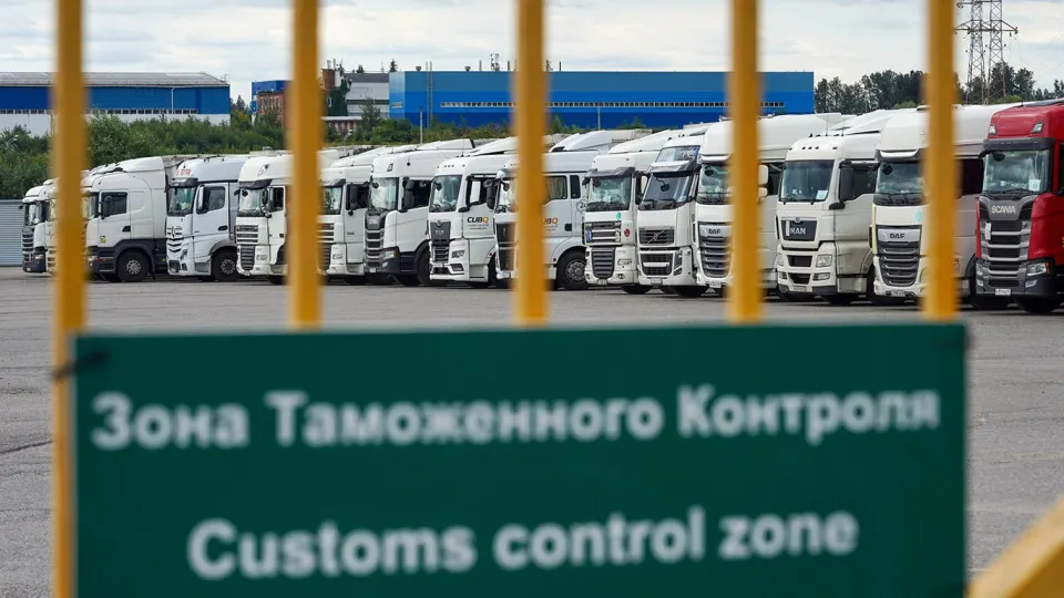 Правительство ввело переходный период для системы подтверждения ожидания товаров (СПОТ): пока не требуется внесение обеспечительных платежей в размере НДС и акцизов. Упрощённый порядок ввоза из стран ЕАЭС продлён до 31 августа; для отдельных стран установлены иные сроки.