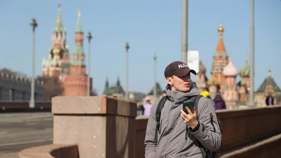 Правительство планирует ввести единую систему учёта идентификаторов мобильных устройств: операторы будут передавать в неё IMEI и блокировать SIM‑карты скомпрометированных или запрещённых устройств. Постановление предполагается ввести с 1 марта 2027 года.