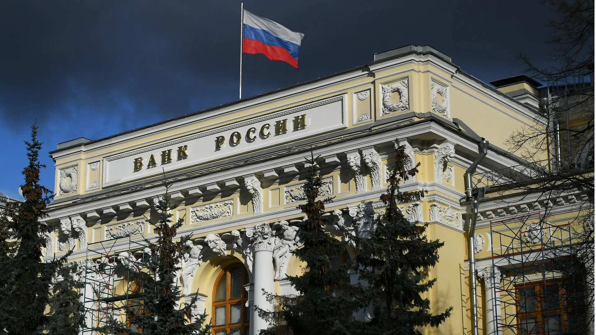 Банк понизил ставку с 14,5% до 14,25% — на 25 базисных пунктов. Ранее снижения проходили по 50 б.п. Следующее заседание назначено на 24 июля.