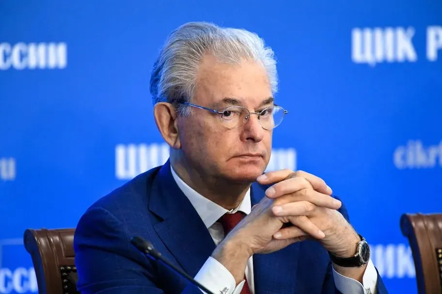 Зампредседателя Центризбиркома сообщил о планах тестирования технологии электронных списков с последующим масштабированием, но не уточнил, в каком регионе это будет опробовано. Эксперты отмечают преимущества интеграции дистанционного и очного голосования и одновременно указывают на риски для прозрачности и контроля со стороны наблюдателей.
