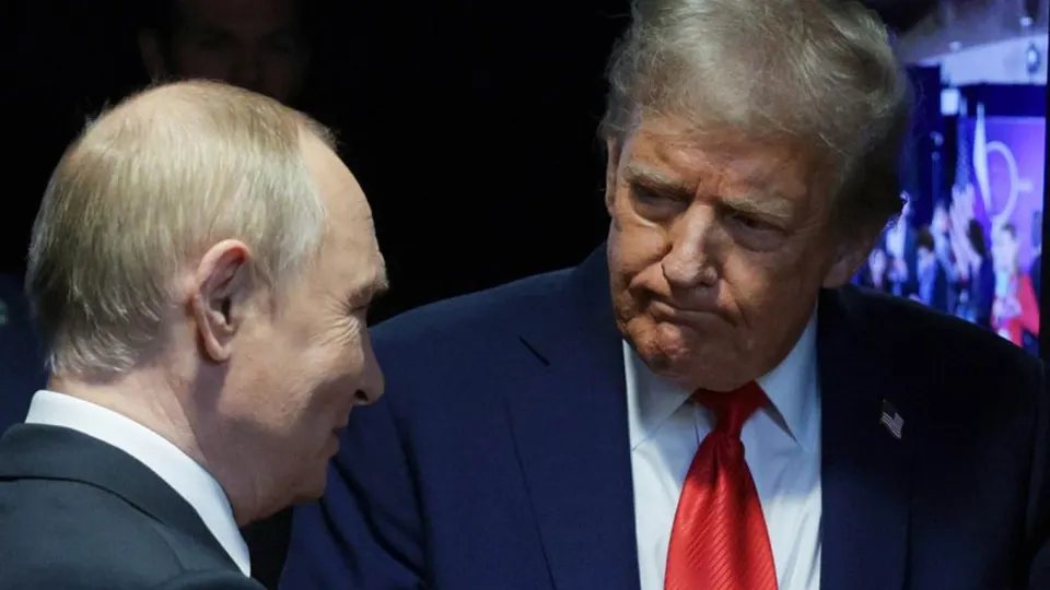 Российский президент поздравил американского лидера с юбилеем и обсудил ситуацию на Украине; в разговоре прозвучали требования срочно прекратить боевые действия и разница в оценках происходящего на фронте.