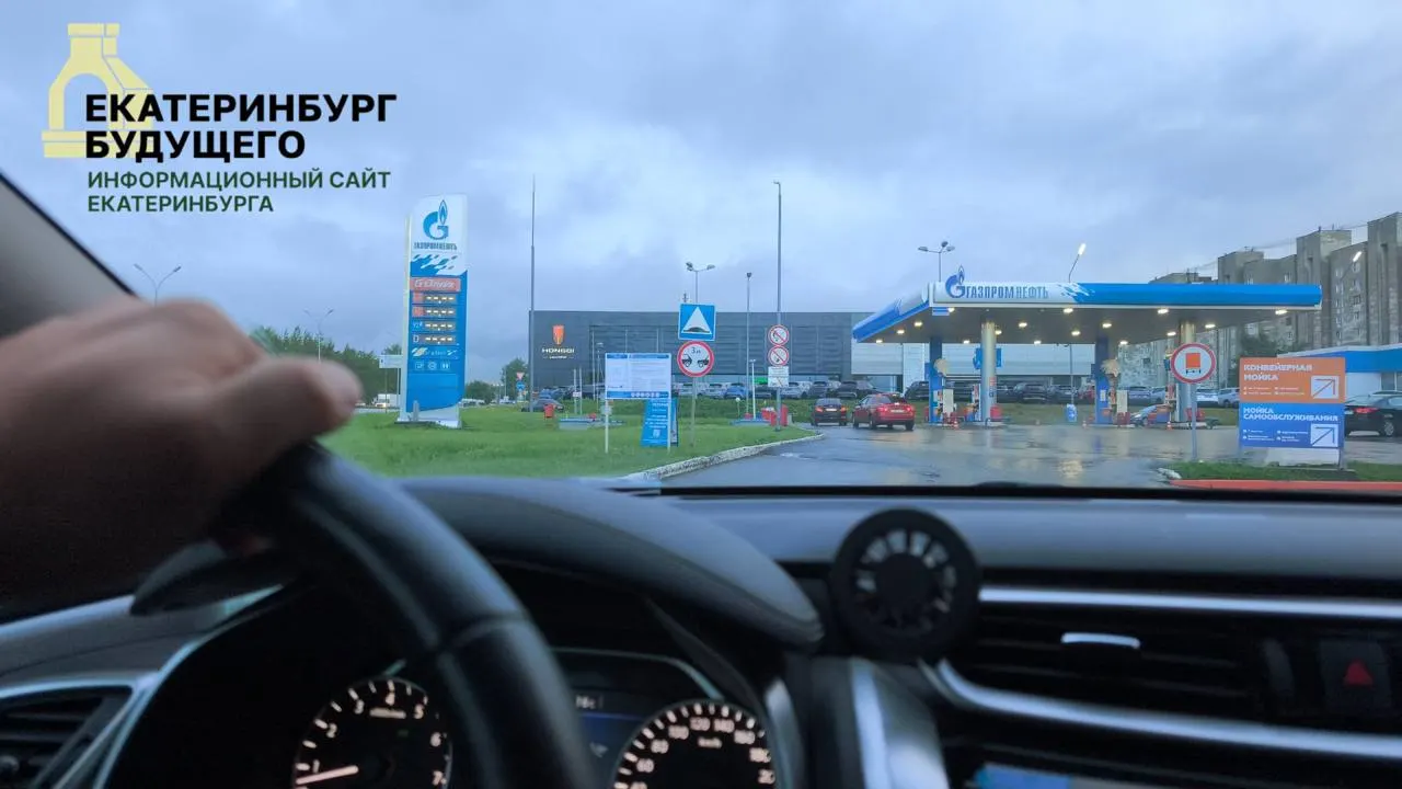 Средние цены на АИ‑92, АИ‑95 и дизель выросли, одновременно отмечаются перебои с поставками и исчезновение отдельных марок на АЗС; власти обещают меры для стабилизации рынка.