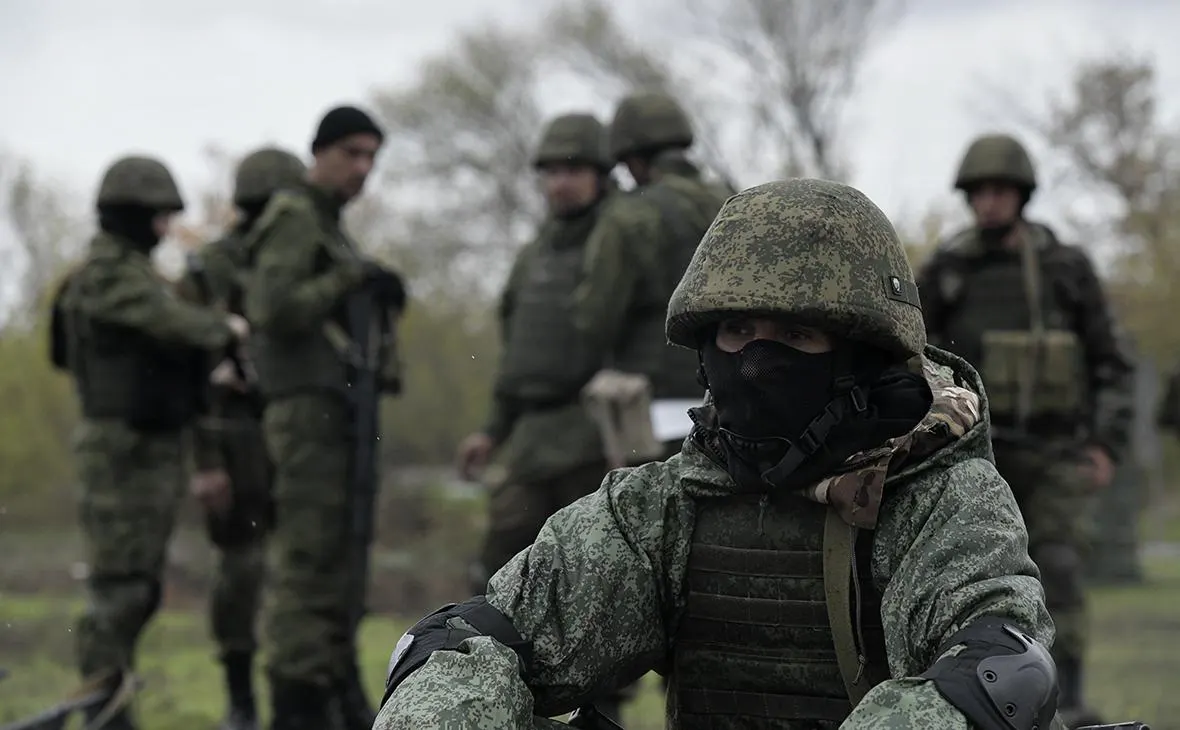 Бывшие кремлёвские чиновники, военные эксперты и представителии западных разведок предупреждают, что Россия отстаёт в военных технологиях и тактике; без мобилизации экономических, людских и промышленных ресурсов вероятность поражения возрастает, но окончательного решения о мобилизации пока нет.