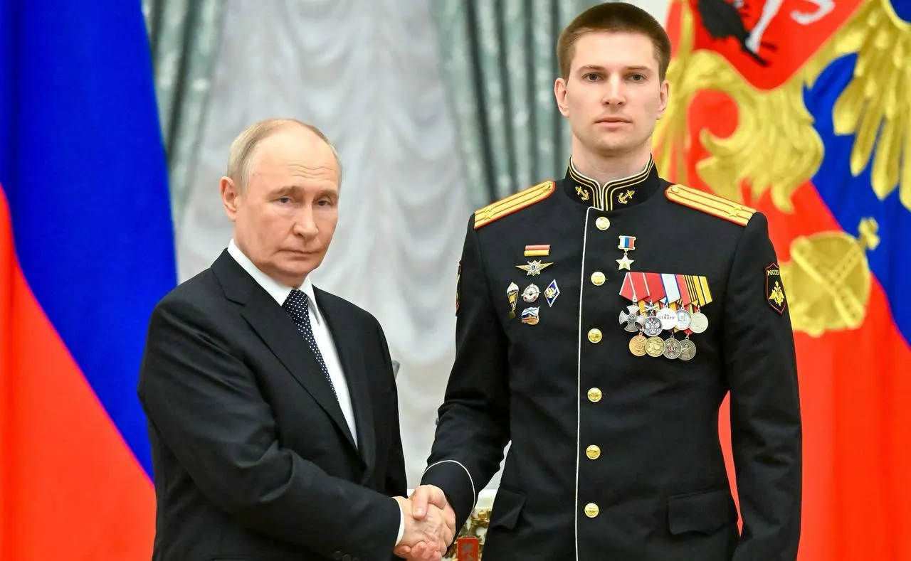 Президент лично вручил медаль «Золотая Звезда» подполковнику из Сочи за мужество в ходе специальной военной операции. Берестовский дважды ранен, уничтожил три «Леопард-2» и участвовал в освобождении более 40 населённых пунктов.
