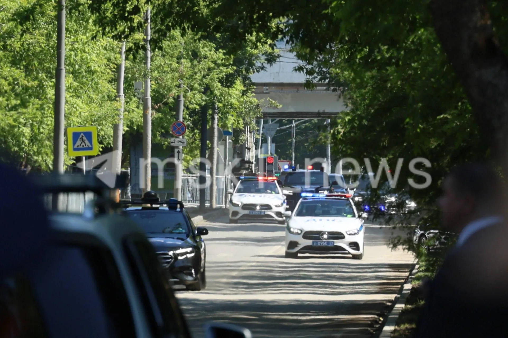 Президент возложил цветы и пообщался с семьёй во время церемонии прощания с Сергеем Ивановым.