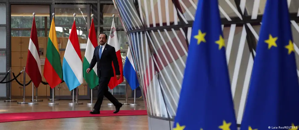 Лидеры Евросоюза на саммите в Брюсселе согласовали продление санкционного режима в отношении России на 12 месяцев. Решение стало возможным после смены позиции Венгрии; одновременно все 27 стран поддержали декларацию по Украине.