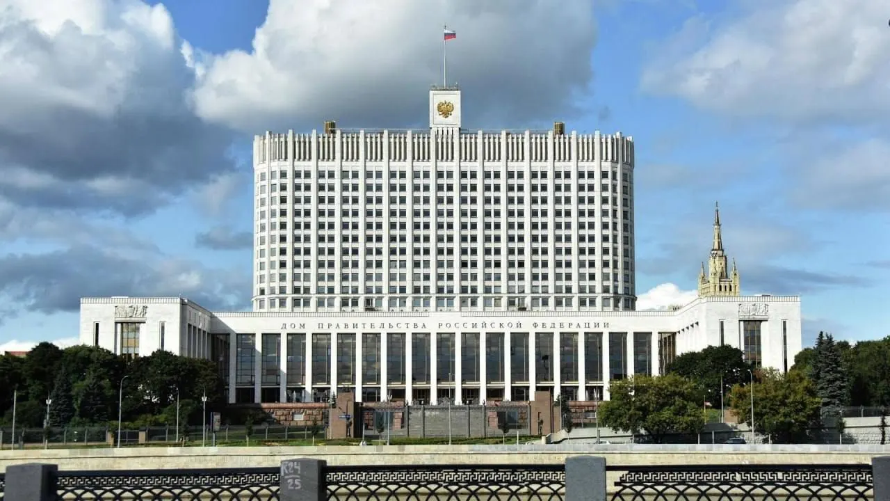 В Госдуме предложили компенсировать утильсбор семьям с тремя и более детьми, но в правительстве посчитали инициативу бюджетно необоснованной — источники финансирования не определены.