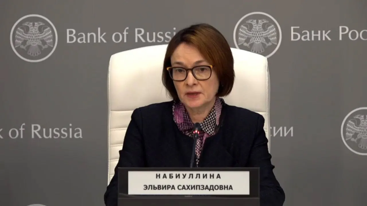 Глава Центробанка провела пресс‑конференцию вместе с зампредом, прокомментировала снижение ключевой ставки до 14,25% и объяснила пропуск мероприятий болезнью.