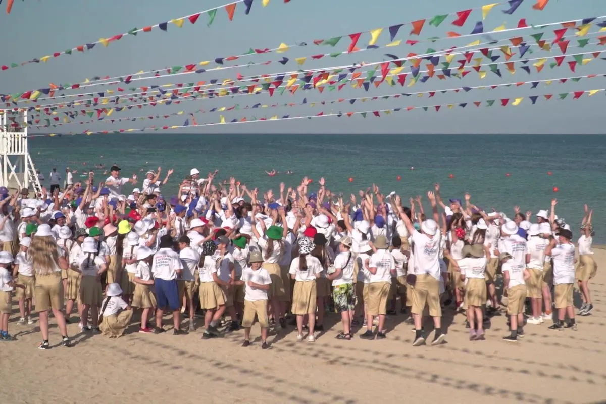 Около 16,5 тыс. детей из Белгородской области, которые должны были поехать в крымский лагерь «Бригантина», перенаправляют в санатории Краснодарского края; сроки смен сдвинуты, часть транспорта развернули обратно.