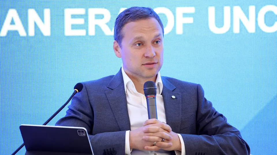Сбербанк фиксирует отток средств и рост доли наличных: бизнес дробится, часть зарплат возвращается в «конверты», а безналичные операции сократились до 75%.