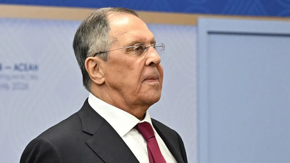 После самой масштабной ночной атаки дронов на Москву российские власти объявили о регулярных массированных ударах по целям, от которых «напрямую зависит боеспособность» украинских вооружённых сил. В результате налёта в столице и Подмосковье произошли пожары и выпадение продуктов горения.