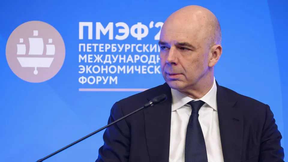 По оперативной оценке Счетной палаты, доходы федерального бюджета по итогам года могут составить 38,2 трлн руб. — это на 2,1 трлн (5,2%) меньше, чем прописано в законе о бюджете из‑за падения нефтегазовых поступлений и укрепления рубля.