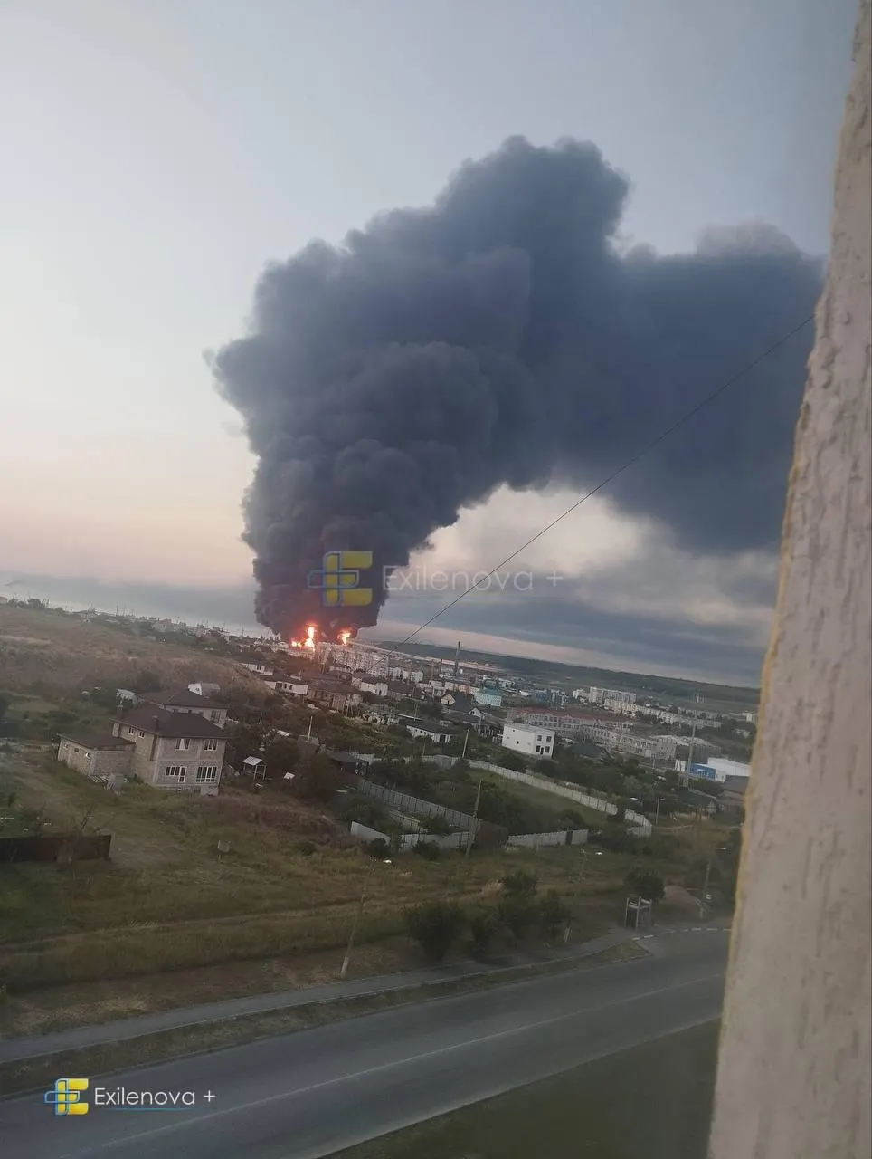 В результате удара беспилотников в районе Керченского пролива погибли как минимум пять человек, горели нефтебазы и повреждены жилые дома; есть разные данные о числе погибших и раненых.
