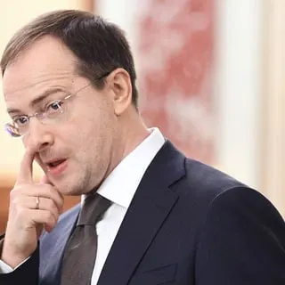 Помощник президента заявил о необходимости введения обязательного распределения и трудовых контрактов для бюджетников; в качестве примера привели медиков, для которых уже обсуждается трёхлетняя отработка.