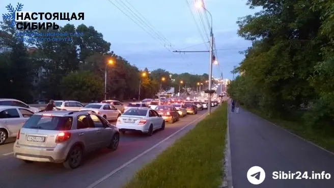 Сибирские регионы столкнулись с дефицитом бензина: в ряде областей ввели строгие лимиты на АЗС, а в Иркутске водители проводят в очередях по 8–9 часов, часть сетей перешла на обслуживание только корпоративных клиентов.