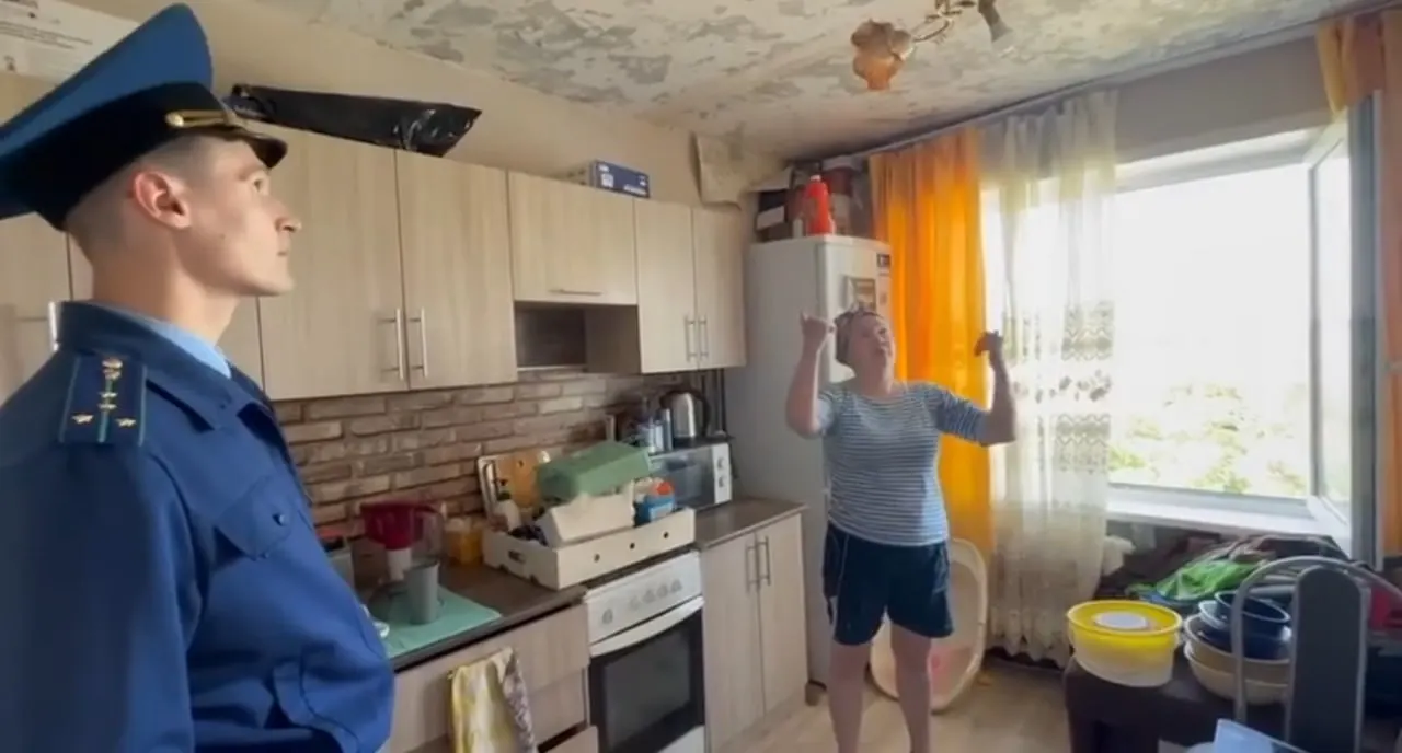 В Кетовском округе жильцы многоквартирного дома вынуждены были покинуть квартиры из‑за протечек и аварийной электропроводки; прокуратура инициировала проверку работы управляющей компании и действий властей.