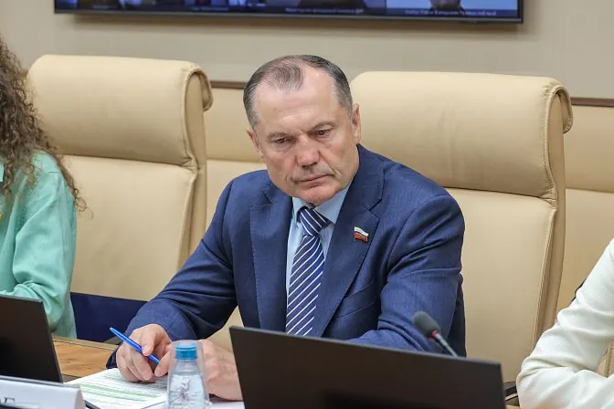 Член Комитета Совета Федерации предложил закрепить законом практику, при которой до половины учебного времени студентов вузов и колледжей будет проходить на базовых предприятиях. В инициативе вызывают сомнения вопросы оплаты и защиты прав учащихся.