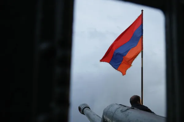 Россельхознадзор ввёл бессрочный запрет на ввоз ряда армянских сельхозтоваров и их транзит через Россию. Ограничения объясняют проблемами контроля на стороне Армении; ереванские власти пообещали поддержать производителей.