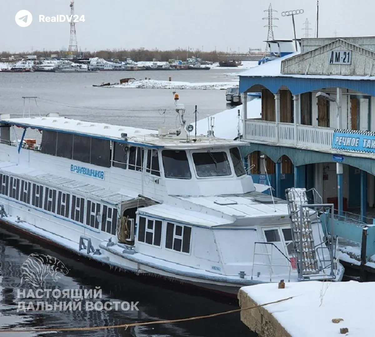 ООО «Лена‑Транс» приостановило будние вечерние рейсы теплохода «Московский‑11» на неопределённый срок; перевозки по пятницам–воскресеньям выполняются по расписанию. Пассажирам без автомобиля придётся пользоваться такси или попутным транспортом, что увеличит расходы.