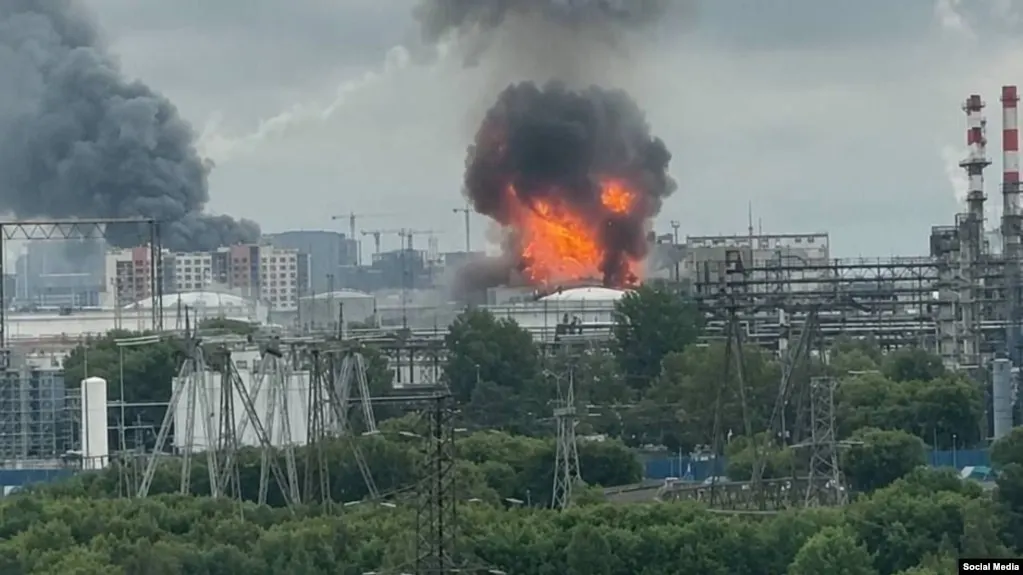 В ночь на 18 июня по Москве и Московской области нанесена массовая атака беспилотников — повреждён нефтеперерабатывающий завод в Капотне, загорелись торговые объекты; власти сообщают о сотнях сбитых дронов.