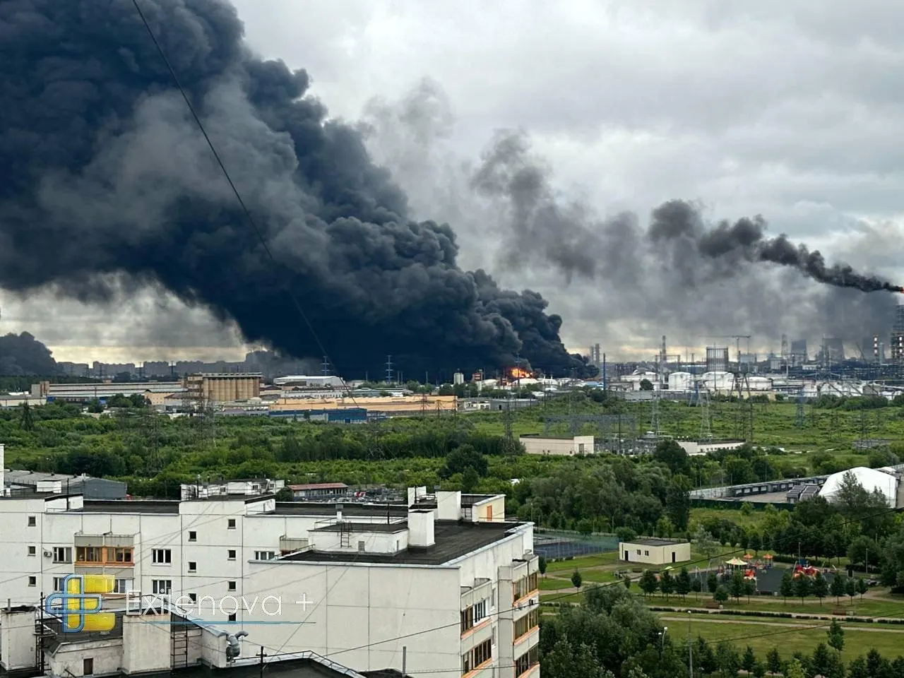 Силы ПВО за ночь сбили 194 беспилотника. На Московском НПЗ в Капотне произошли пожары, обломки падали на рынок «Садовод», в ТЦ «МЕГА Белая Дача» загорелась крыша, введены ограничения в аэропортах.