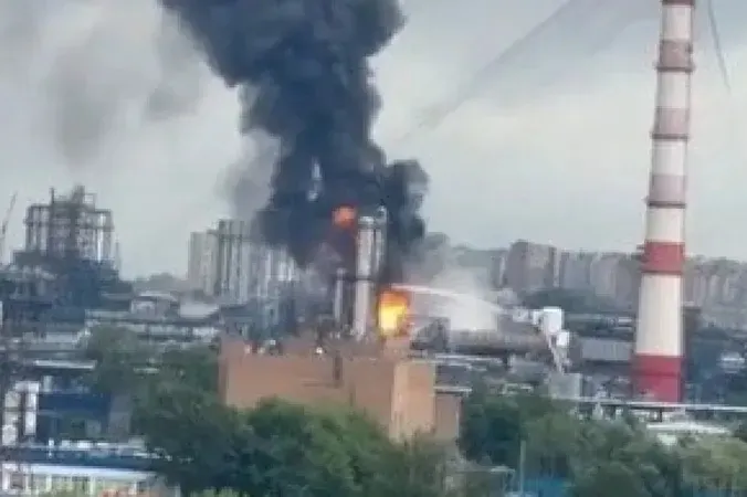 Попадание беспилотника в московский нефтеперерабатывающий завод привело к остановке основного производства. Параллельно нефтекомпании вводят ограничения продаж, а в ряде регионов фиксируют перебои с поставками топлива.