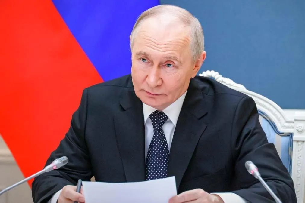 Указ, опубликованный 1 июня 2026 года, допускает отказ от исполнения обязательств по вкладам перед резидентами «недружественных» стран. Механизм опирается на счёта типа «С» и в ряде случаев позволяет приостанавливать выплаты.