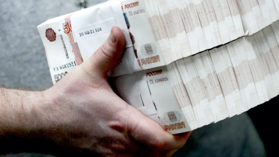 Банк отмечает увеличение спроса на наличные: только за апрель из банковской системы вышло 600 млрд руб., а с мая 2025 года — около 2,5 трлн руб. Центробанк ужесточил контроль за операциями с наличностью.