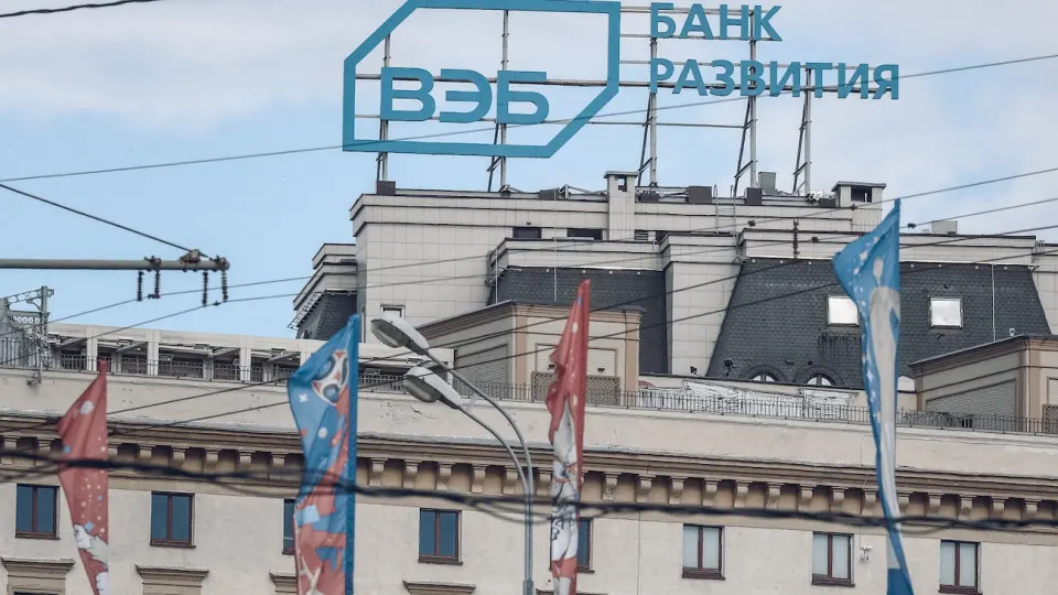 Государственный банк сообщил о масштабной оптимизации расходов: в 2027 году будет уменьшен бюджет и сокращена пятая часть штата. Решение связано с «кредитным охлаждением» экономики и правительственными директивами.