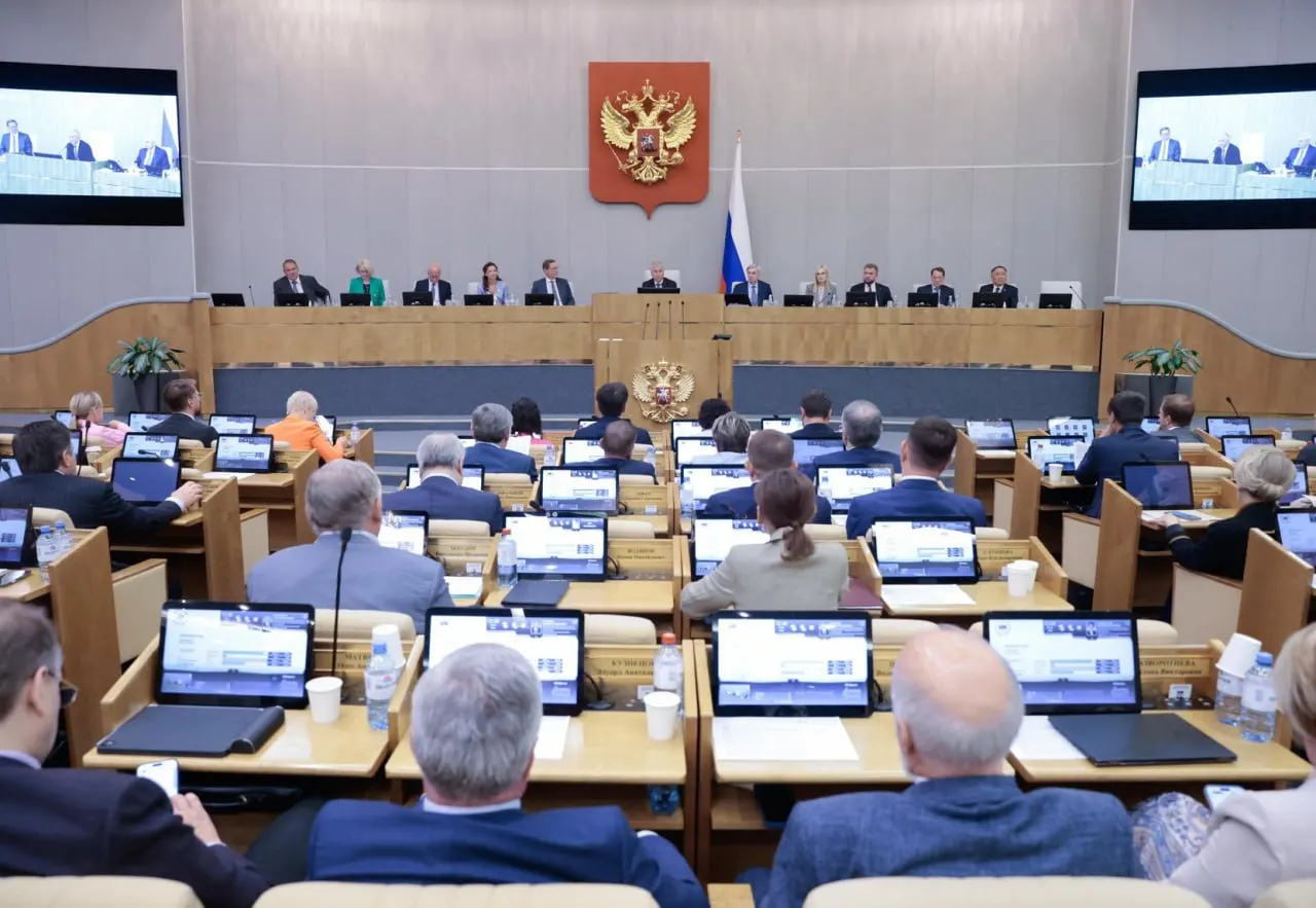 Анализ данных системы законодательной деятельности показывает: правительские инициативы проходят в Госдуме значительно чаще депутатских — преимущественно в сфере экономики и бюджета.