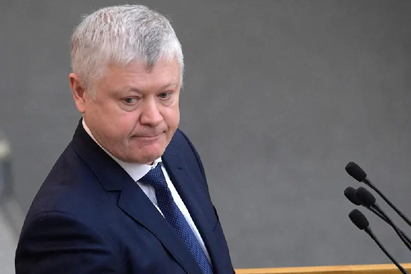 Председатель комитета по безопасности сообщил, что из России выдворили свыше 360 зарубежных организаций, более 60 — по материалам его комиссии; также приняты 46 законов о защите суверенитета, которые, по его словам, препятствуют внешнему влиянию на образование, здравоохранение и выборы.