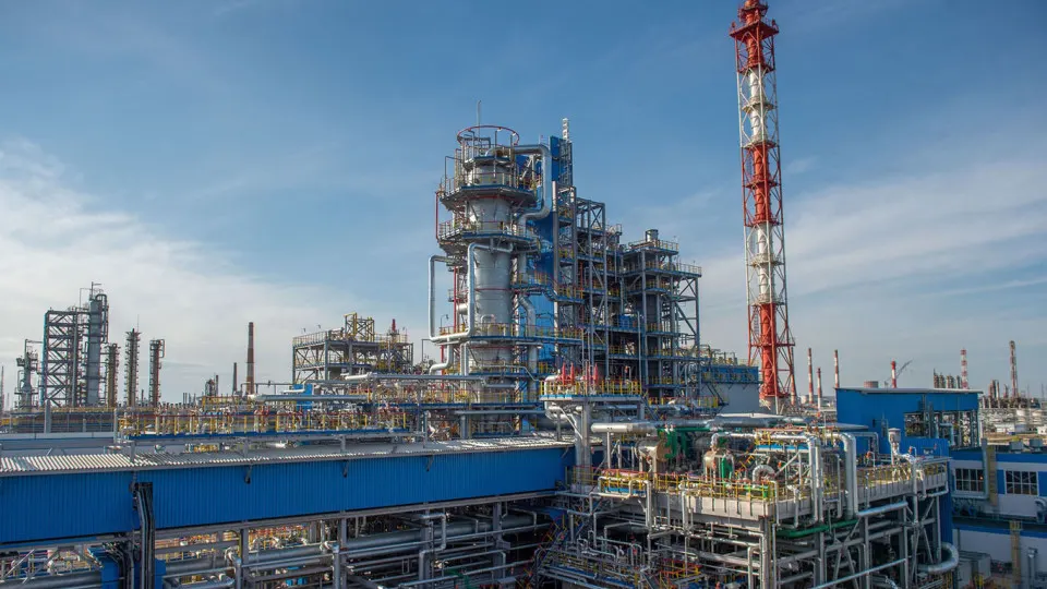 Крупный завод «Газпромнефтехим Салават» с 14 июля прекратил переработку нефти и газового конденсата из‑за повреждений, вызванных атакой беспилотников. Устранение последствий может занять от нескольких недель до месяцев; приостановки на ряде НПЗ приводят к снижению объёмов переработки и дефициту топлив на внутреннем рынке.