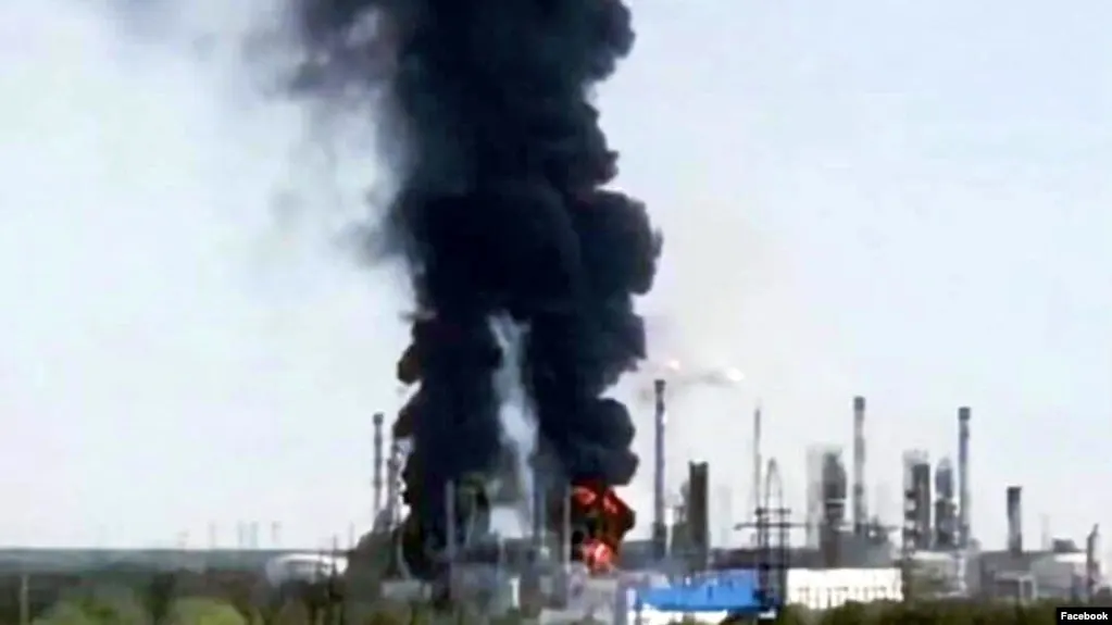 25 июля тюменский нефтеперерабатывающий завод остановил переработку нефти из‑за падения беспилотника: загорелись ключевые установки, сроки восстановления пока неизвестны.