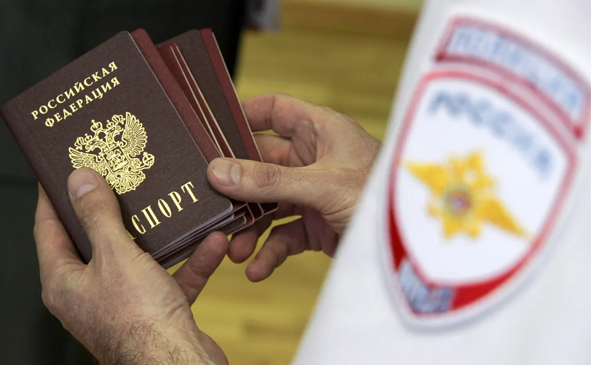 Собеседники в дипломатических кругах сообщают о проекте, по которому поездки россиян в «недружественные» страны возможны лишь организованно — группами от 10 человек, с сопровождением и по утверждённому маршруту; одновременно обсуждается введение обязательной выездной визы.