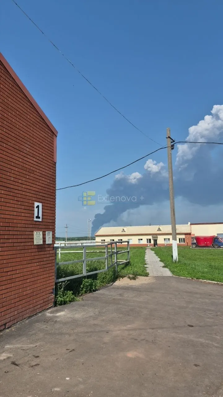 В ряде регионов России за ночь произошли удары БПЛА: в Воронежской области при падении дрона сгорел частный дом и погиб ребёнок, зафиксированы пожары и повреждения складов и объектов ТЭК в нескольких регионах.