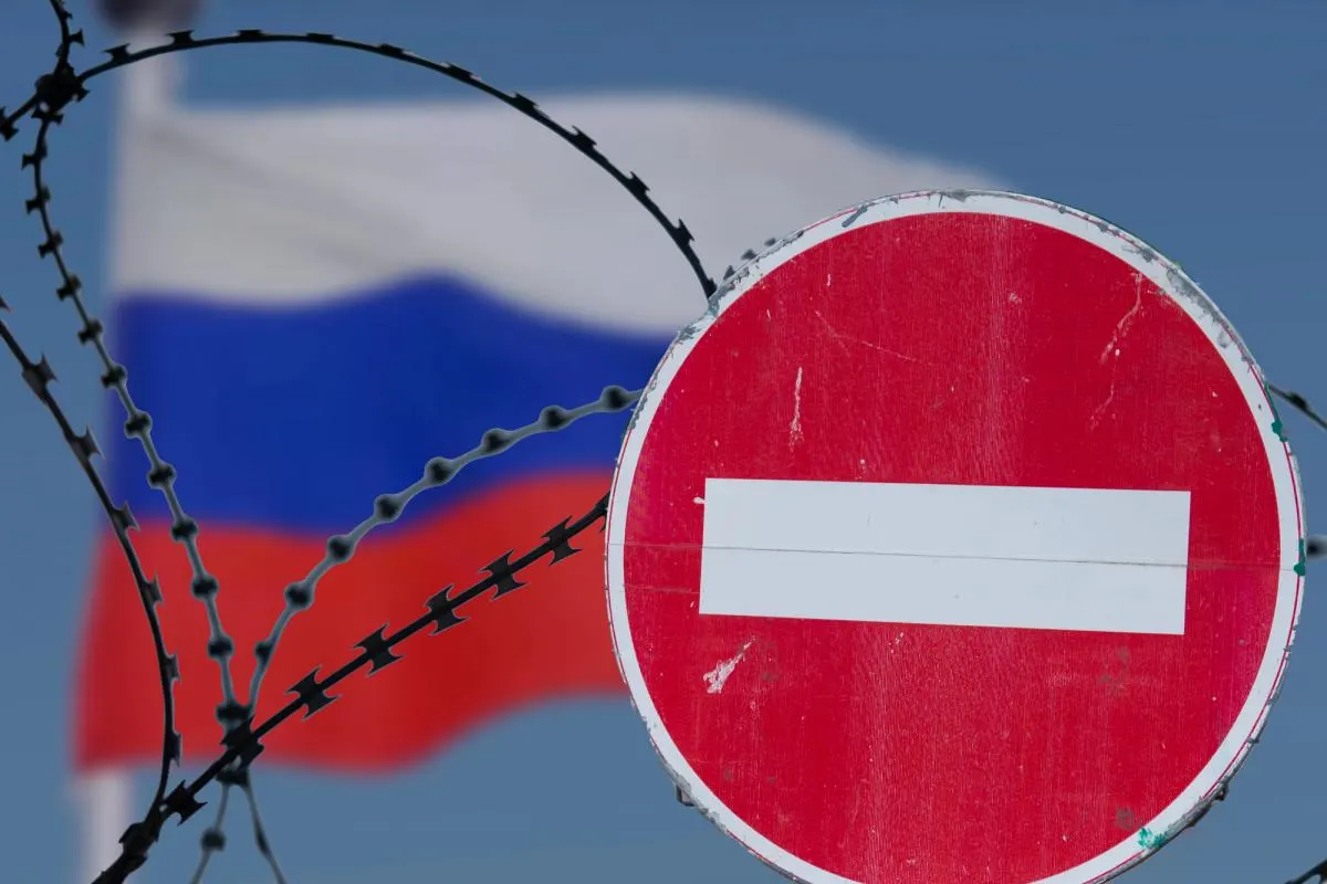 Послы ЕС третий день подряд не смогли договориться о 21-м пакете санкций против России. Обсуждения перенесены, временный потолок на нефть сохранён, а спорные вопросы — компенсации австрийскому банку и ограничения на СПГ — остаются нерешёнными.