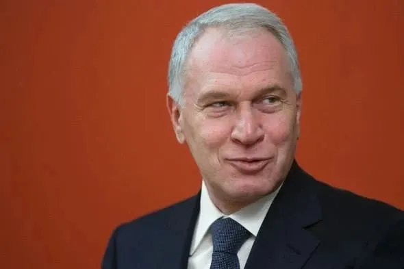 По указу президента Ковальчук отмечен за вклад в социальные проекты, сохранение культурно‑исторических ценностей и благотворительность; Forbes оценивает его состояние примерно в $2 млрд.